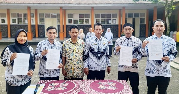 Komandoi SMKN 3 RL Bebas Pungli, Bapak Budi Setia Edy,S.Pd Pimpin Penandatanganan Pakta Integritas